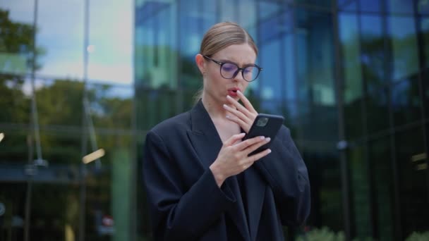 Stilvolle Geschäftsfrau Liest Eine Verstörende Nachricht Auf Ihrem Smartphone — Stockvideo