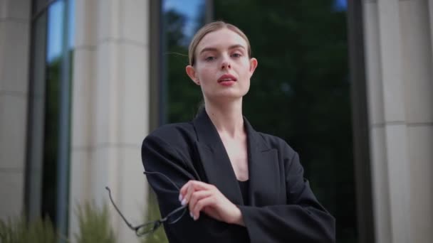 Európai Üzletasszony Összehajtogatja Karját Mosolyog Kamera Portréjára — Stock videók