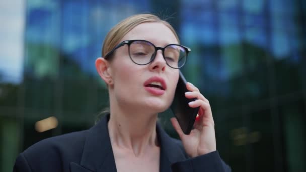 Mujer Decidida Dedica Una Conversación Acalorada Teléfono Móvil Aire Libre — Vídeos de Stock