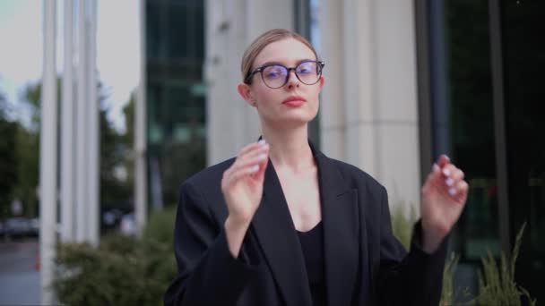 Mujer Negocios Europea Ajusta Sus Gafas Gira Cabeza Mira Cámara — Vídeos de Stock