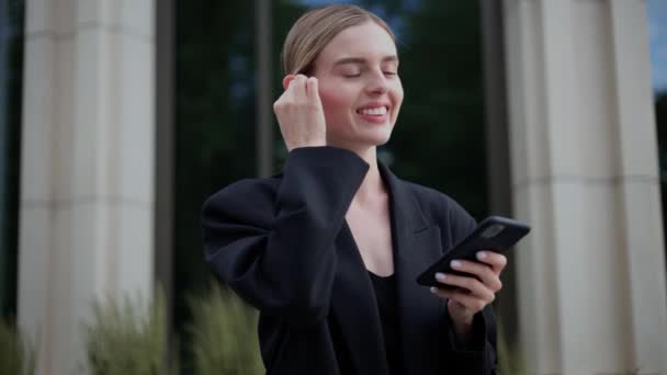 Модний Бізнес Жінка Одягає Сучасні Навушники Вибирає Улюблену Музику — стокове відео