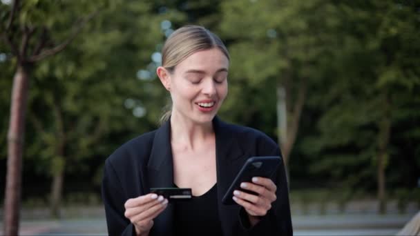 Glückliche Geschäftsfrau Liest Gute Nachrichten Auf Dem Handy Und Gewinnt — Stockvideo