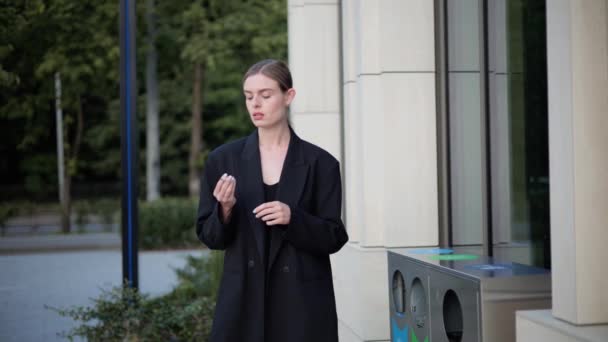 Mulher Elegante Segura Cigarro Mão Querendo Livrar Hábito Prejudicial — Vídeo de Stock