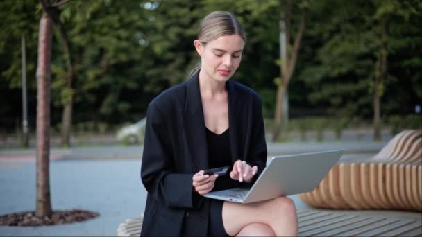 Mulher Confiante Trabalhando Com Laptop Cartão Crédito Freelance Olhando Para — Vídeo de Stock
