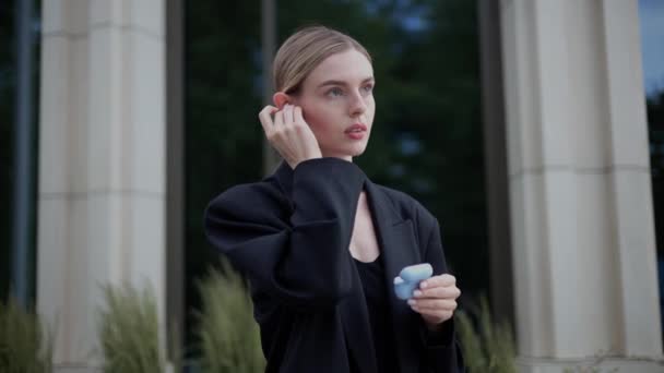 Trendy Vrouw Zet Moderne Oortelefoons Kies Favoriete Muziek Spelen Cool — Stockvideo