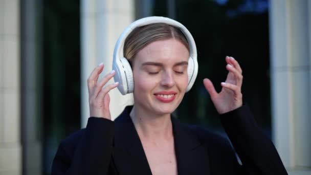 Portret Młodej Bizneswoman Słuchającej Dobrej Jakości Muzyki Świeżym Powietrzu — Wideo stockowe