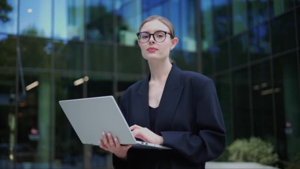 快乐的女人面对着在笔记本电脑上工作 期待着在户外拍摄商业肖像 — 图库视频影像
