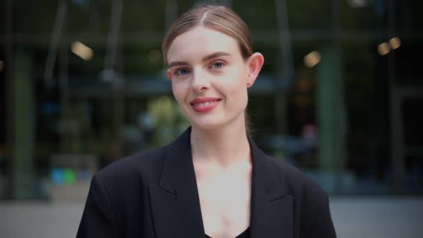 Бізнес Леді Білою Здоровою Посмішкою Позує Біля Будівлі Компанії — стокове відео