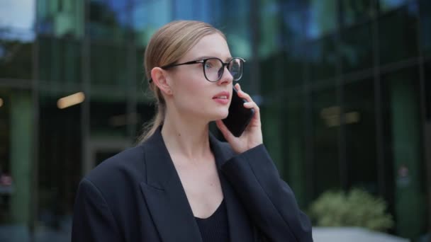 ノミネートされた女性マネージャーのビジネスマンは 携帯電話のコールクローズアップを叫びます — ストック動画