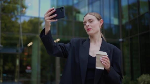 Schöne Stilvolle Geschäftsfrau Unternehmerin Sprechen Video Anruf Auf Dem Handy — Stockvideo