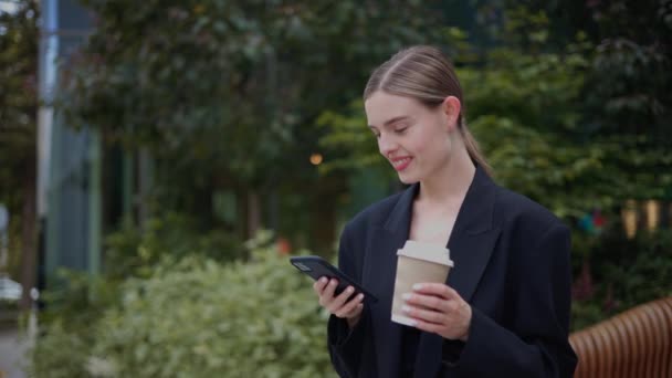 Schicke Geschäftsfrau Tippt Mit Handy App Nachricht Mit Kaffee — Stockvideo