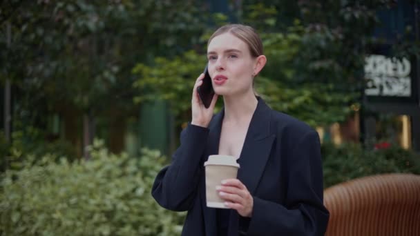 Kadını Görüşmesine Akıllı Telefon Kullanarak Cevap Veriyor Müşteriye Telefonla Öğüt — Stok video