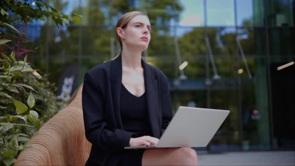 Myśląc Przemyślany Biznes Kobieta Siedzieć Pobliżu Firmy Biurowej Pracy Zdalnie — Wideo stockowe