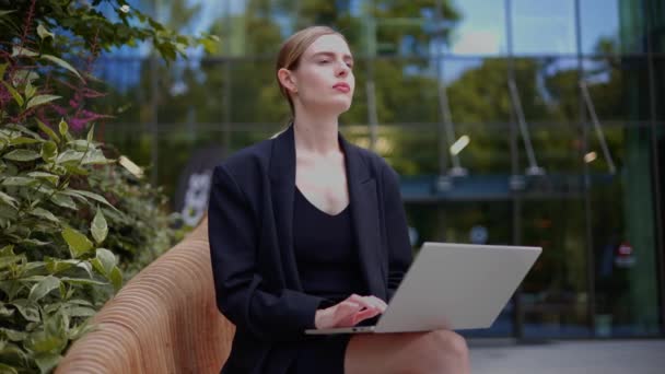 Mujer Negocios Reflexivo Escribir Ordenador Portátil Hacer Trabajo Freelance Línea — Vídeos de Stock