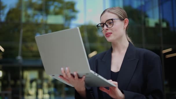 利用笔记本电脑通过视频交流的女企业家 女导师 自由职业者 — 图库视频影像