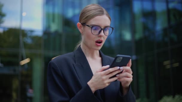 Stilvolle Geschäftsfrau Liest Eine Verstörende Nachricht Auf Ihrem Smartphone — Stockvideo