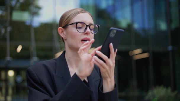 Zakenvrouw Begrijpt Niet Waarom Geen Cellulaire Verbinding Geen Telefoon — Stockvideo