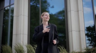 Kadın dinlenmek ve cep telefonundan kayıt yapmak için işe ara veriyor.