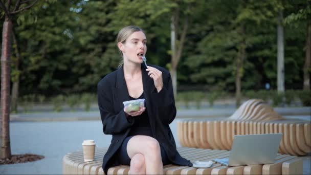 Менеджер Підприємець Потурає Здоровій Їжі Працює Дистанційно Інтернеті — стокове відео