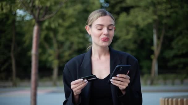 Wanita Bisnis Bahagia Membaca Berita Baik Mobile Outdoors Menang Online — Stok Video