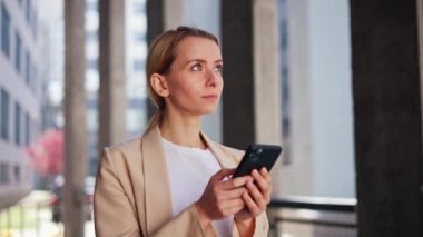 İş kadını cep telefonu, sosyal medya paylaşımı, çevrimiçi alışveriş