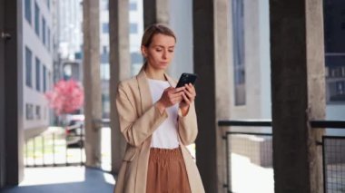 Cep telefonlu iş kadınının karnını dışarıda tutarken midesi ağrıyormuş.