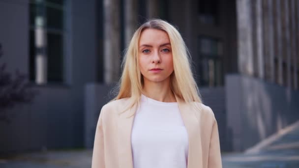 若い思慮深い女性 ポーズ ビジネス ヘッドショット — ストック動画