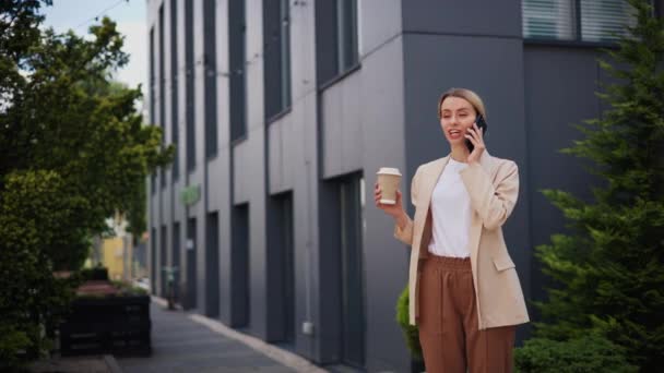 Mujer Positiva Enfocada Con Estilo Hablando Teléfono Móvil Aire Libre — Vídeos de Stock