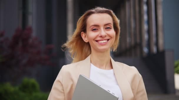Portrét Sebevědomé Podnikatelky Držící Notebook Při Úspěšném Spuštění — Stock video