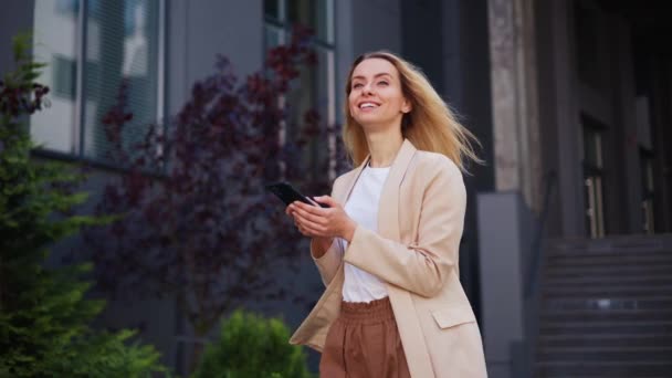 Glückliche Geschäftsfrau Tippt Mit Smartphone Auf Handy — Stockvideo