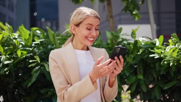 Feliz Mujer Negocios Caucásica Disfrutar Del Éxito Mirando Teléfono Móvil — Vídeos de Stock