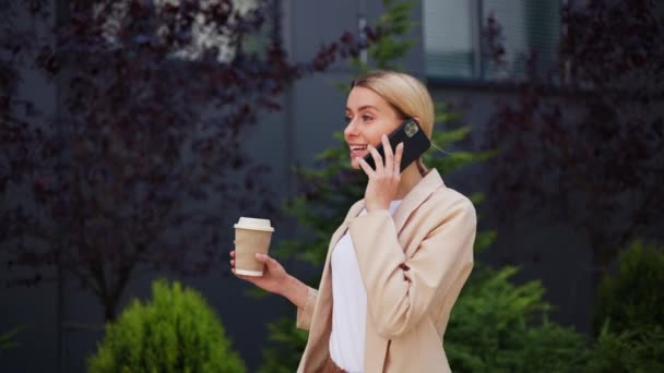 Mujer Negocios Animada Hablando Teléfono Móvil Teléfono Inteligente Caminando Aire — Vídeos de Stock