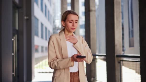 ビジネス女性のマネージャーが胸に触れる 心臓発作 問題の健康 — ストック動画
