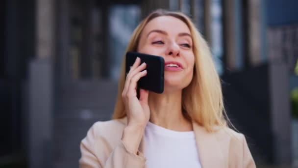 Fechar Animada Mulher Negócios Brilhante Falando Smartphone Telefone Móvel — Vídeo de Stock