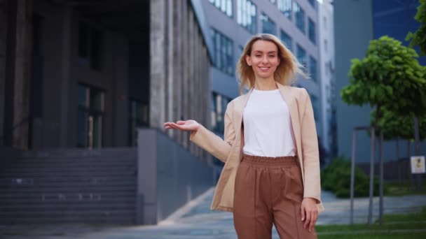 Glimlachende Vrolijke Vrouw Toont Hand Lege Kopieerruimte Voor Tekst Video — Stockvideo