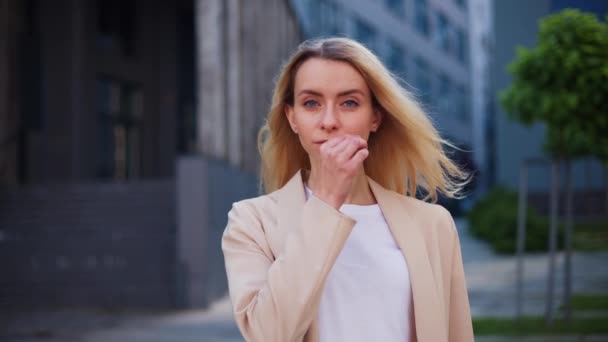 Blond Affärskvinna Flicka Tittar Kameran Gör Gest Tystnad Underteckna Tyst — Stockvideo