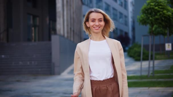 Atraktivní Mladá Obchodní Žena Usmívá Kameru Ukazující Ruku Znamení — Stock video