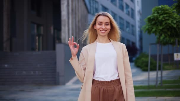 Unternehmerin Unternehmen Führer Arbeitgeber Chef Suchen Kamera Zeigen Zustimmung Symbol — Stockvideo