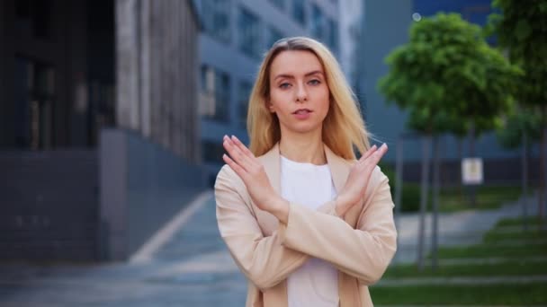 Girl Crosses Arms Advises Client Avoid Make Mistakes — Stock Video