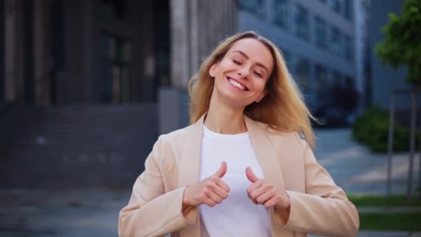 Bizneswoman Pokazując Kciuk Górę Obu Rąk Znak Wykazujący Aprobatę — Wideo stockowe