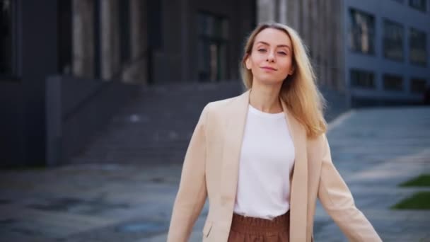 Kız Pozitiflik Havası Yayıyor Işıltılı Bir Gülümsemeyle Kameraya Doğru Dönüyor — Stok video