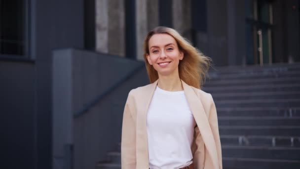 Fiatal Lány Elbűvölő Kék Szemekkel Magabiztosan Sétál Végig Utcán — Stock videók