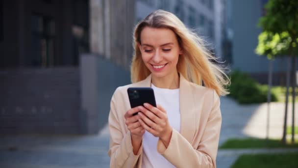 Vrolijk Effectief Meisje Met Smartphone Met Behulp Van Nieuwe App — Stockvideo