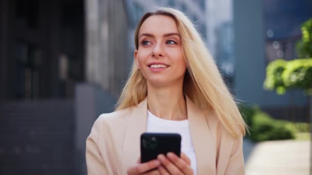 Meisje Maakt Vol Vertrouwen Gebruik Van Nieuwe Sociale Netwerk App — Stockvideo