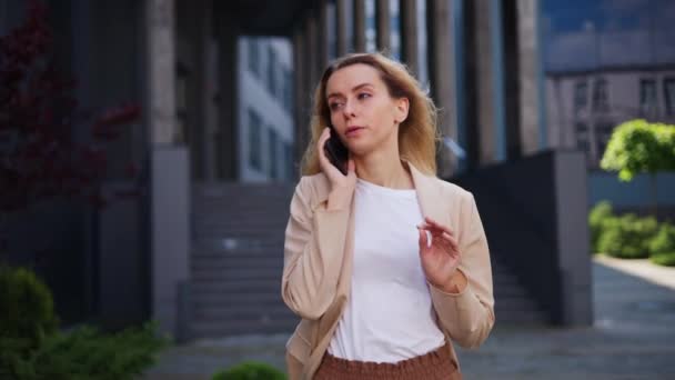 Mujer Enfurecida Asertiva Comprometida Una Conversación Apasionada Teléfono Móvil — Vídeos de Stock