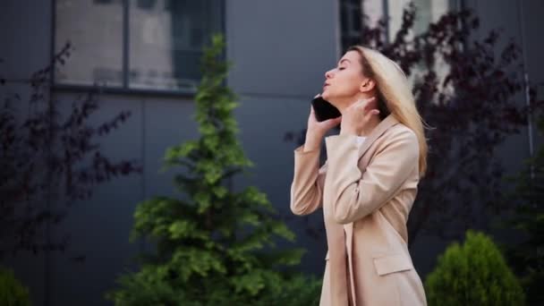 Разгневанная Деловая Женщина Клиент Разговаривает Мобильному Телефону Открытом Воздухе — стоковое видео