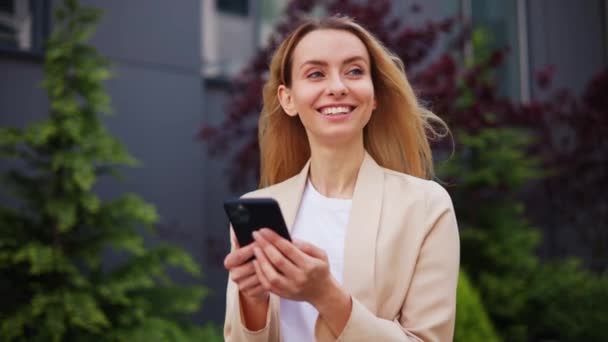 Mutlu Kadını Yönetici Dışarıda Akıllı Telefon Kullanarak Cep Telefonunu Tutuyor — Stok video