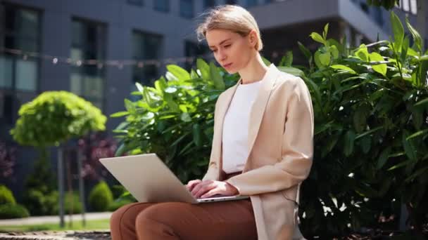 Estresado Caucásico Mujer Negocios Persona Tacto Cabeza Sentir Dolor Burnout — Vídeo de stock