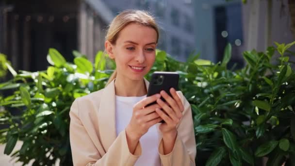 Mensajes Texto Mujer Adulta Teléfono Inteligente Que Desplaza Comprobando Correo — Vídeos de Stock
