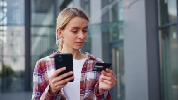 Досить Молода Позитивна Жінка Використовуючи Мобільний Телефон Тримає Кредитну Банківську — стокове відео